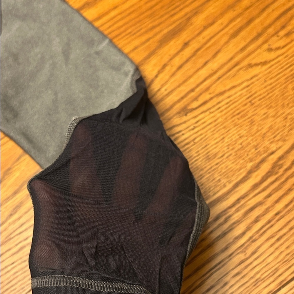 Under Armour Charcoal and Black Athletic Leggings/8 - Picture 3 of 5